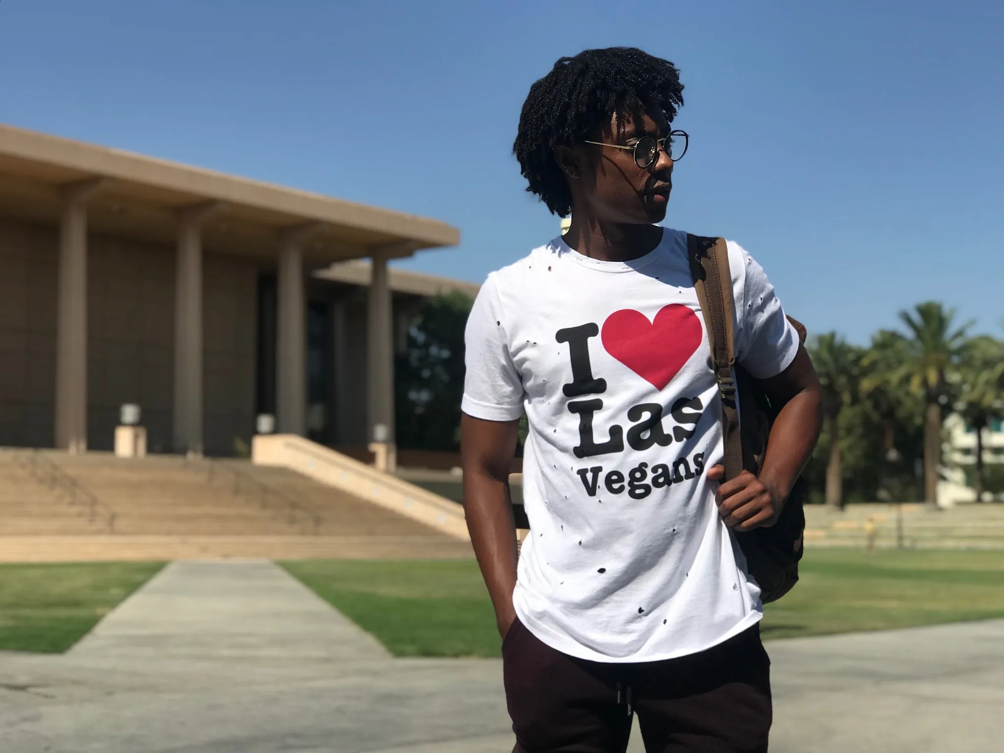 I ❤️ Las Vegans distressed tee m