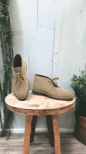 WOMENS SIZE 7.5 - CLARKS, Light Tan Suede, Fleece Lined Ankle Boots EUC B22
